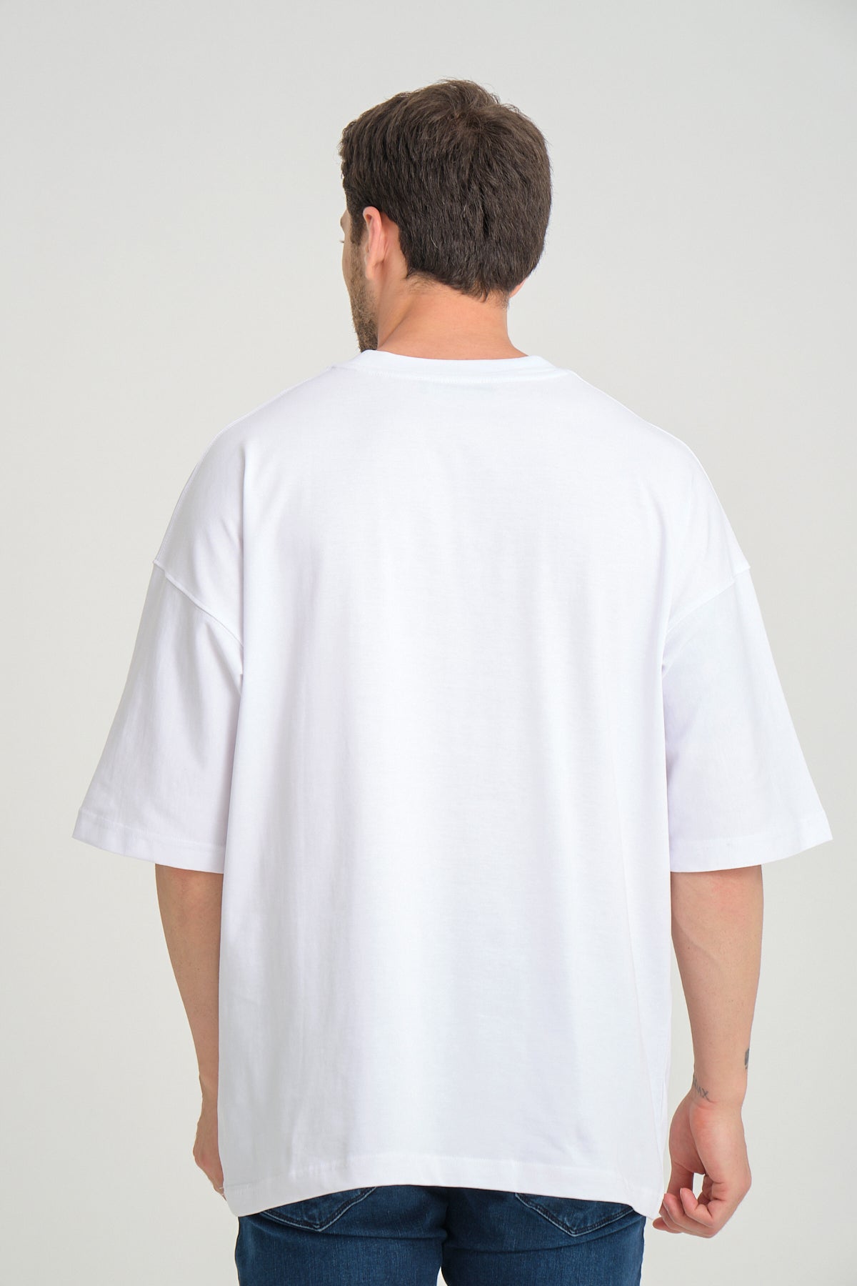 color:white