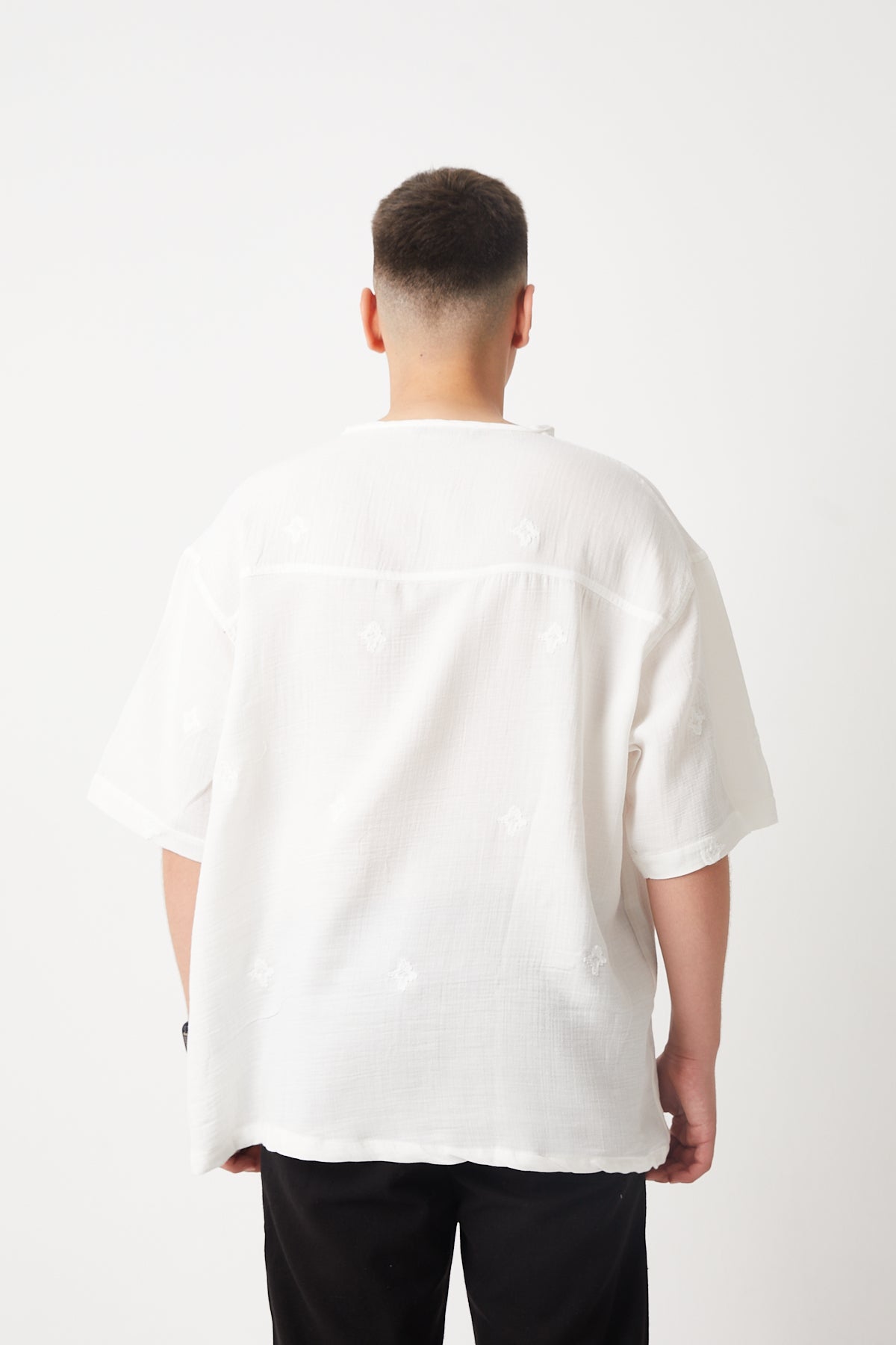 color:white 
