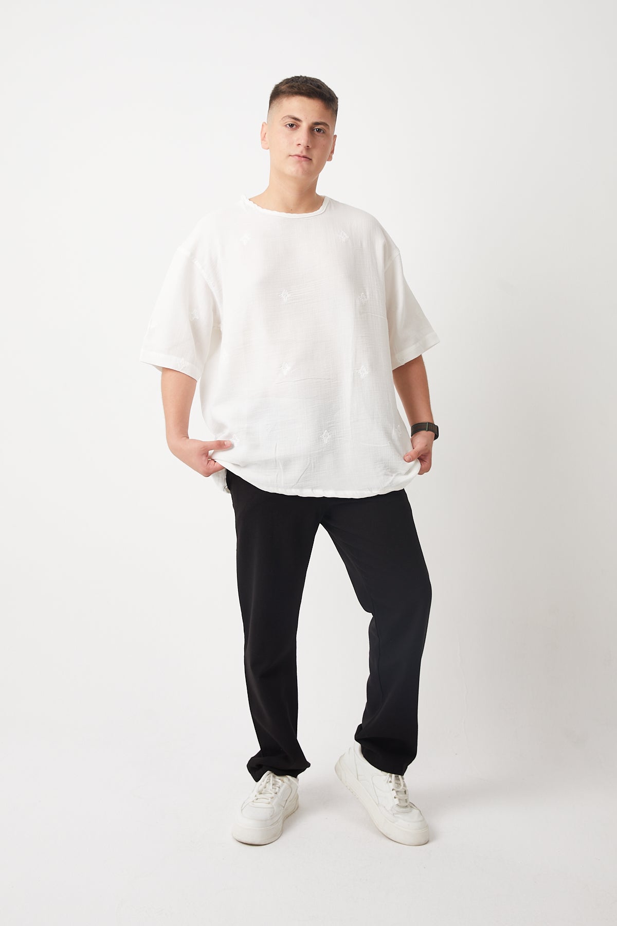 color:white 