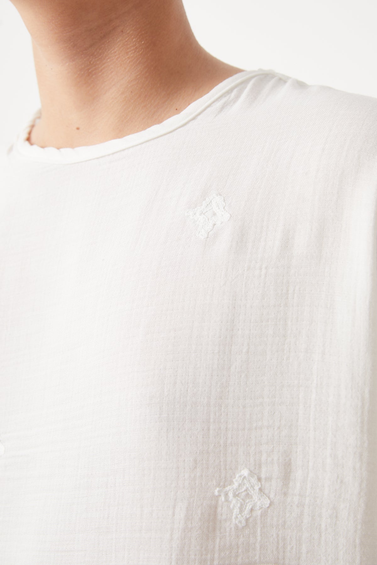 color:white 