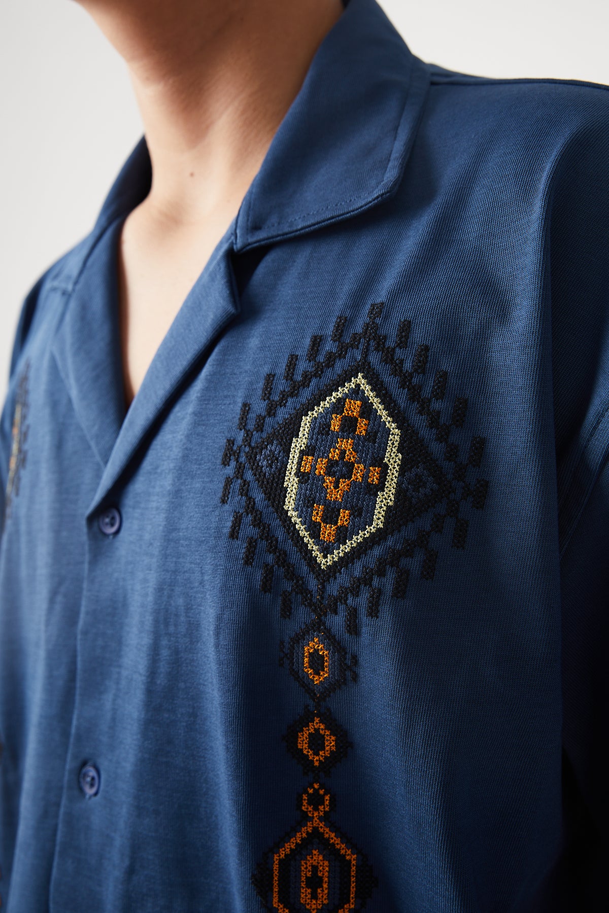 color:navy