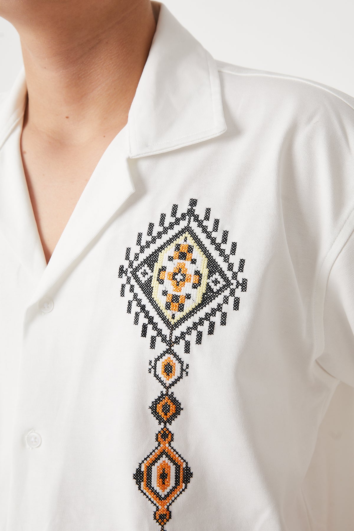 color:white