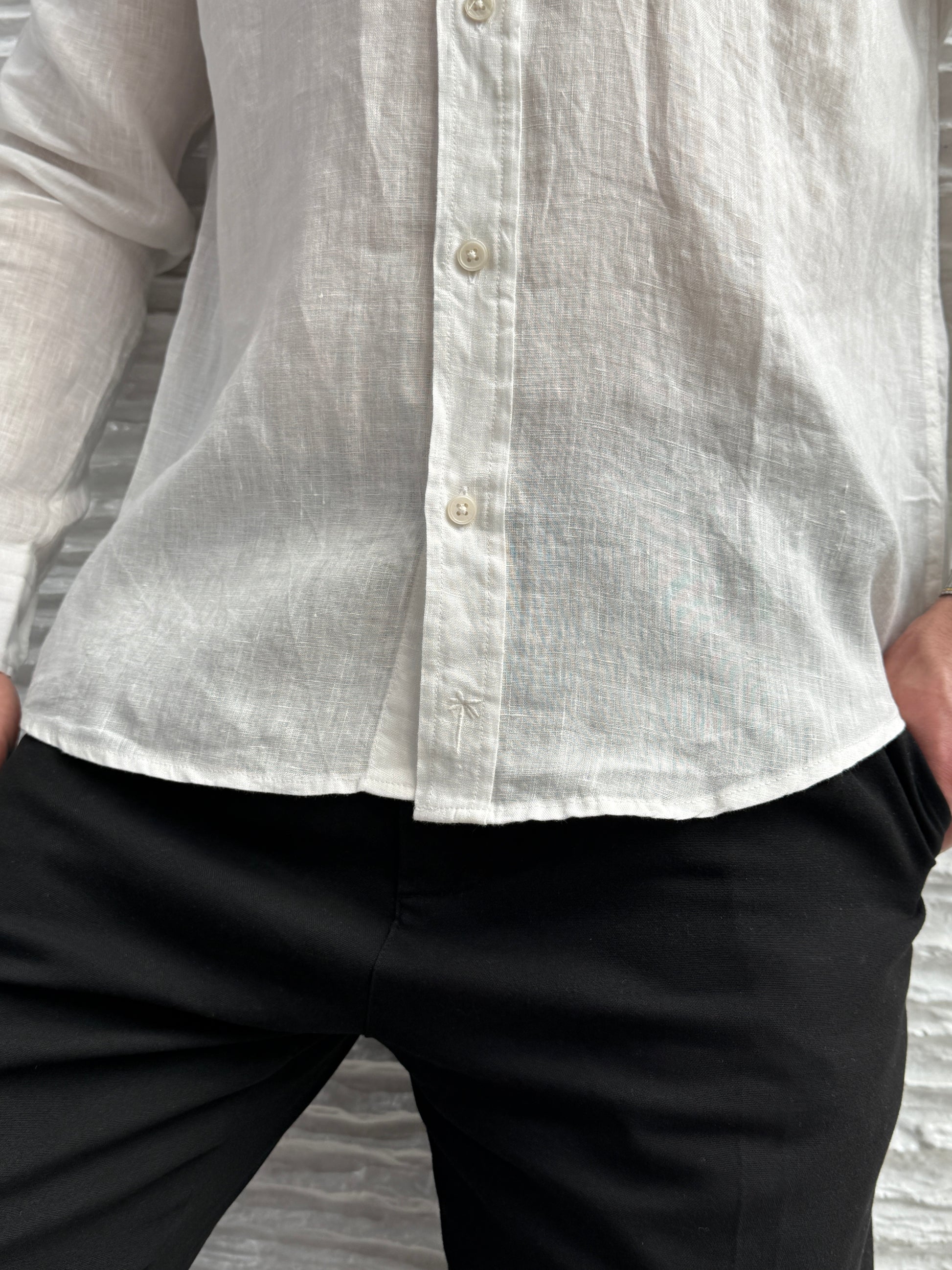 color:white