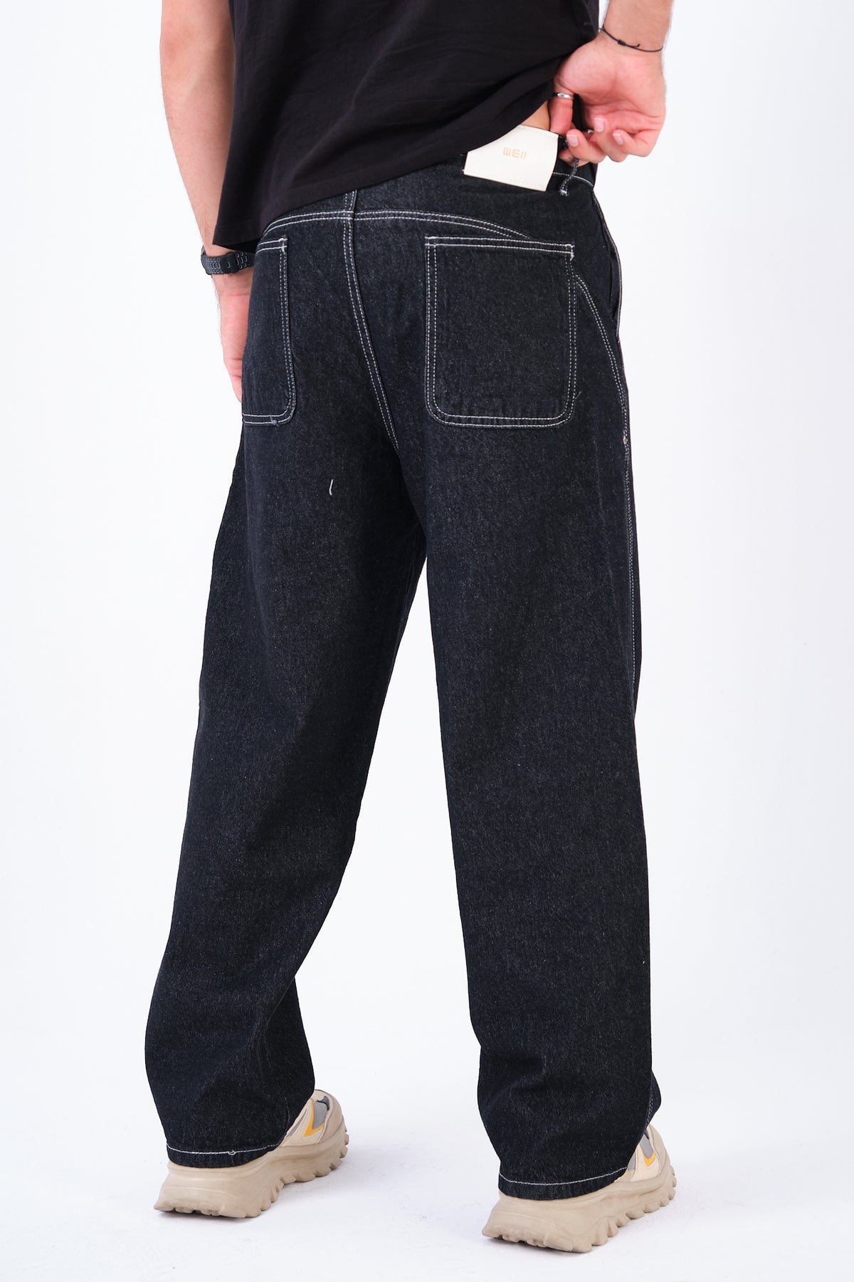color:black
