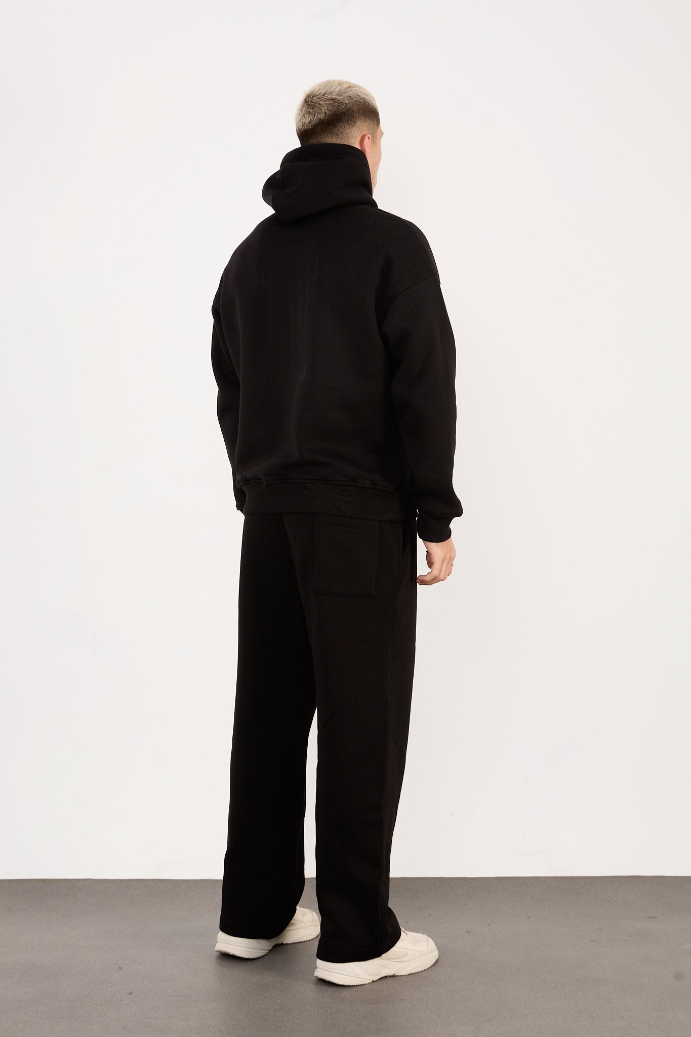 color:black 