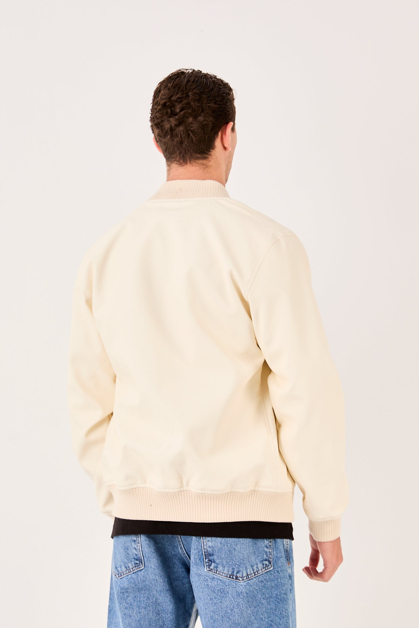 color:white