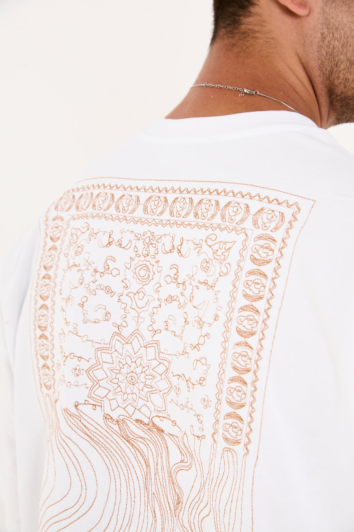 color:white