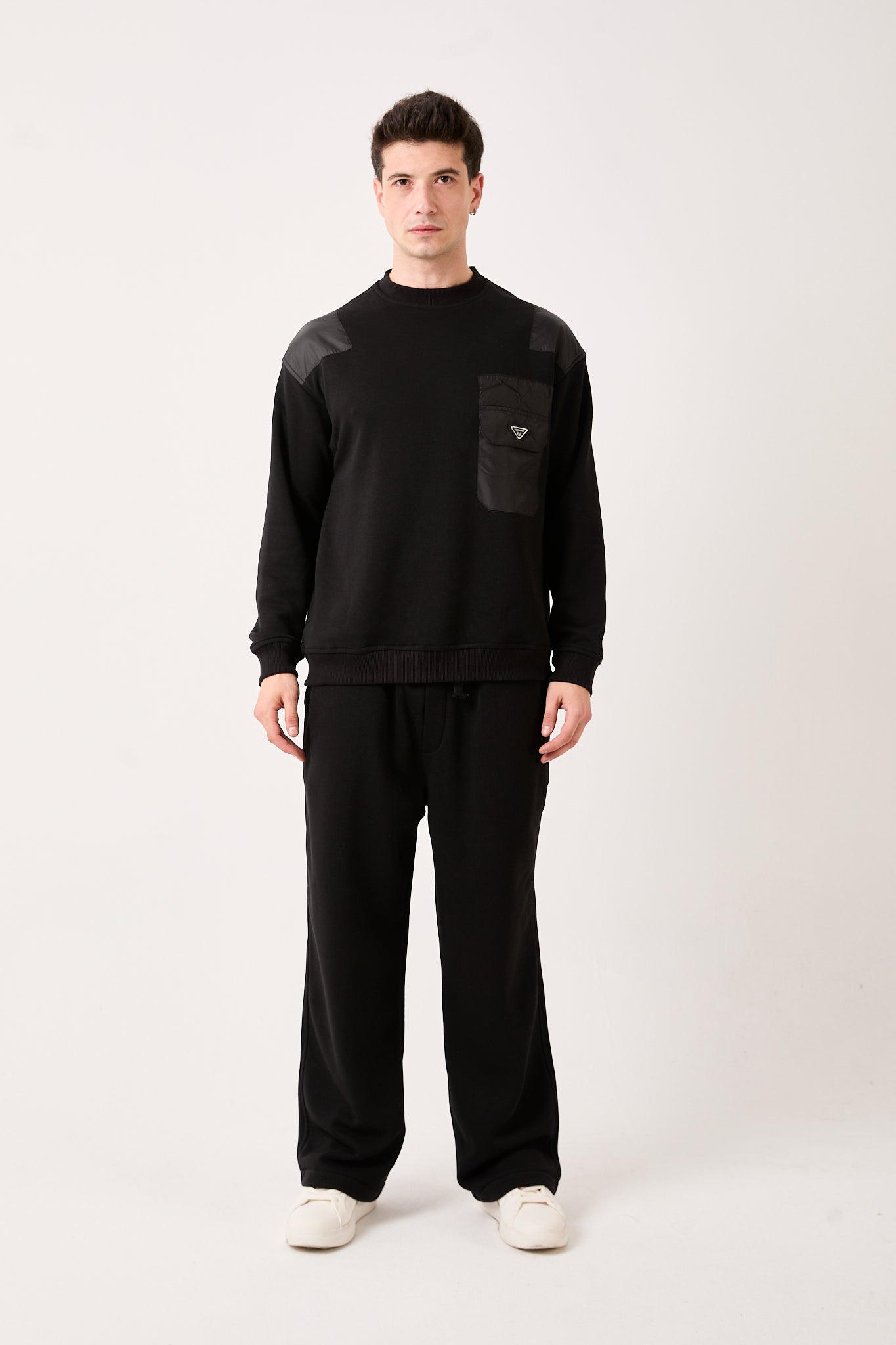 color:black 