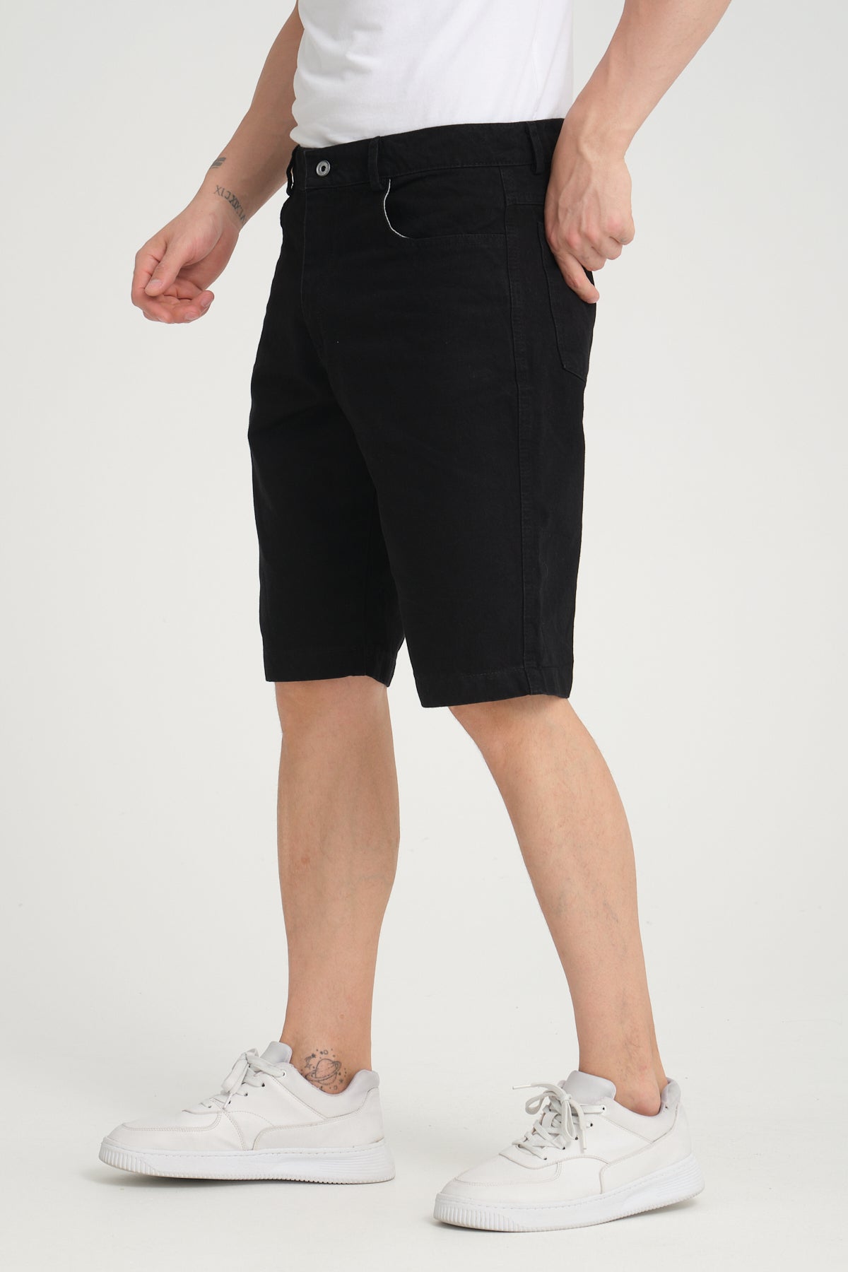 color:black