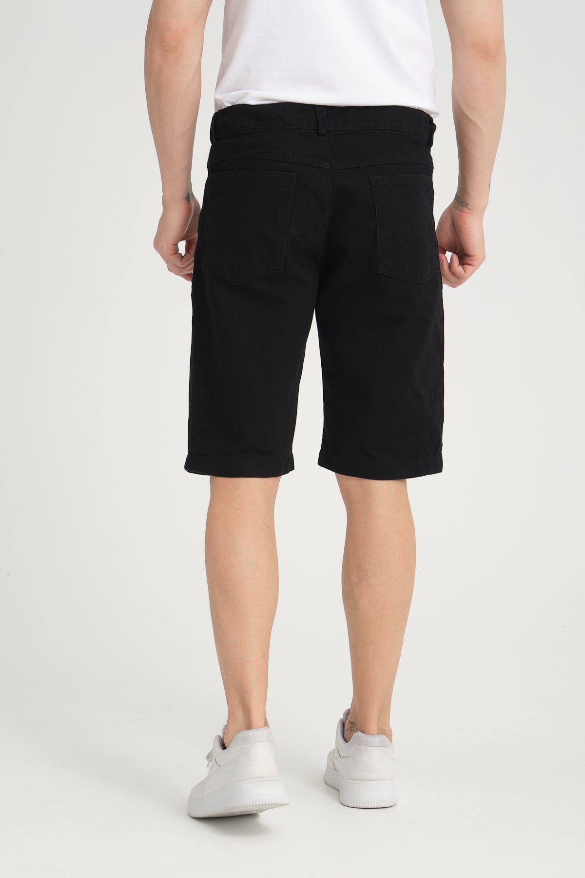 color:black