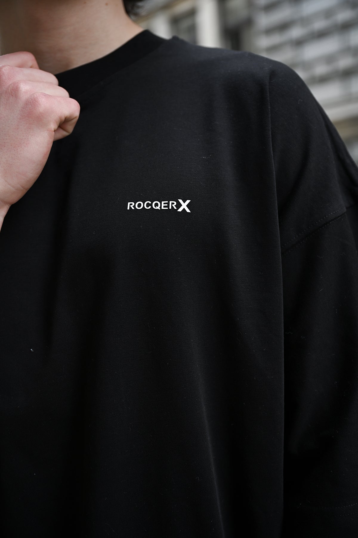 color:black