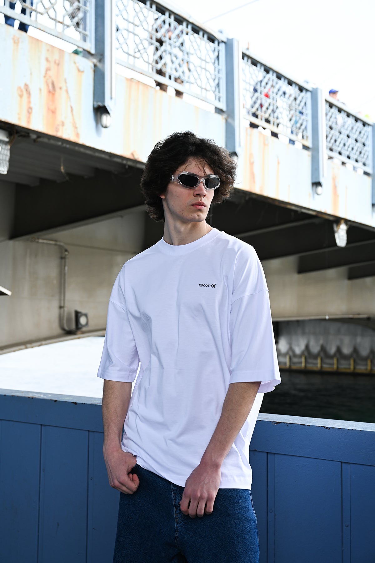 color:white