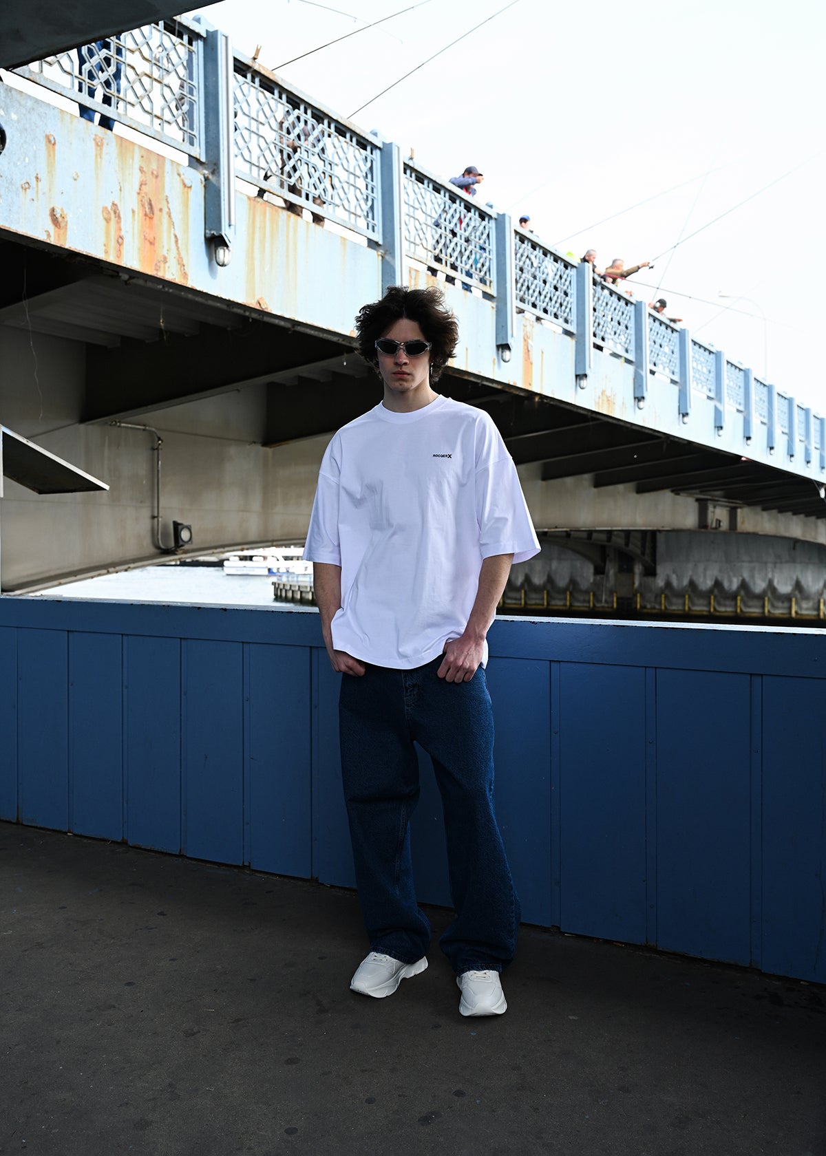 color:white