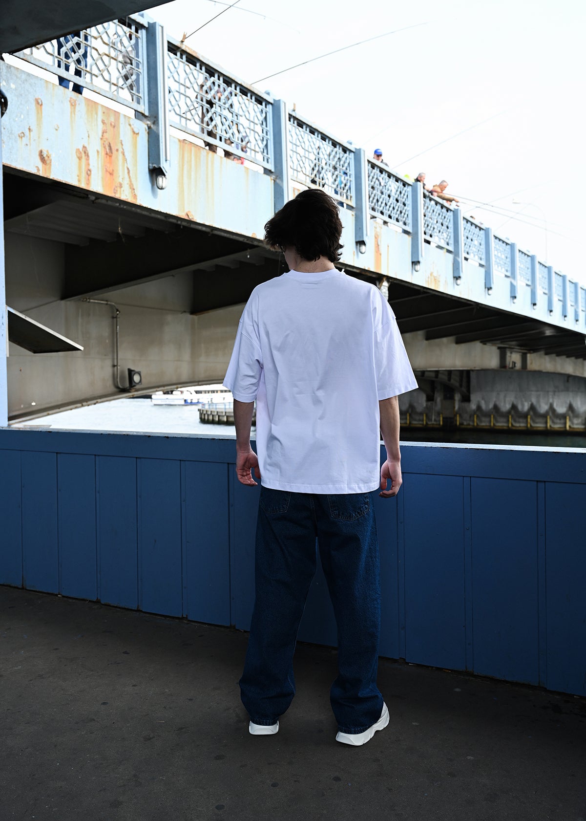 color:white