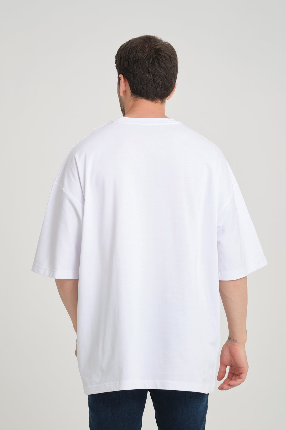 color:white