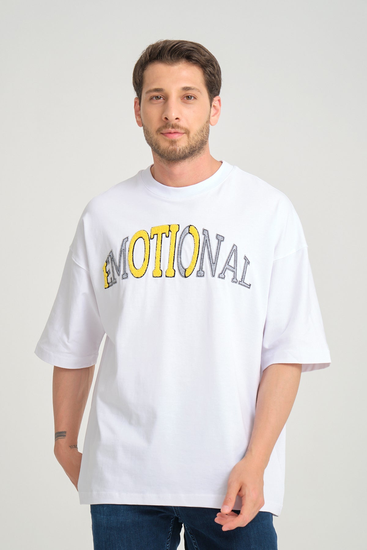 color:white