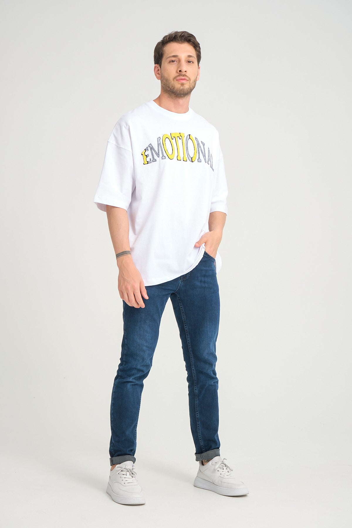 color:white