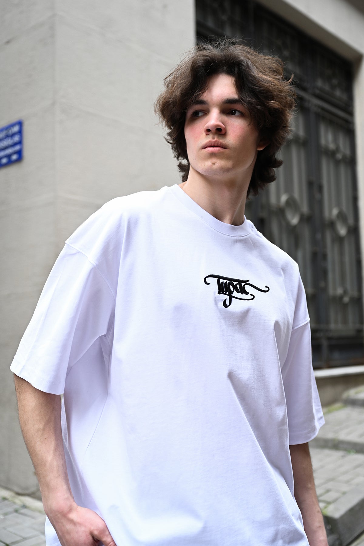 color:white