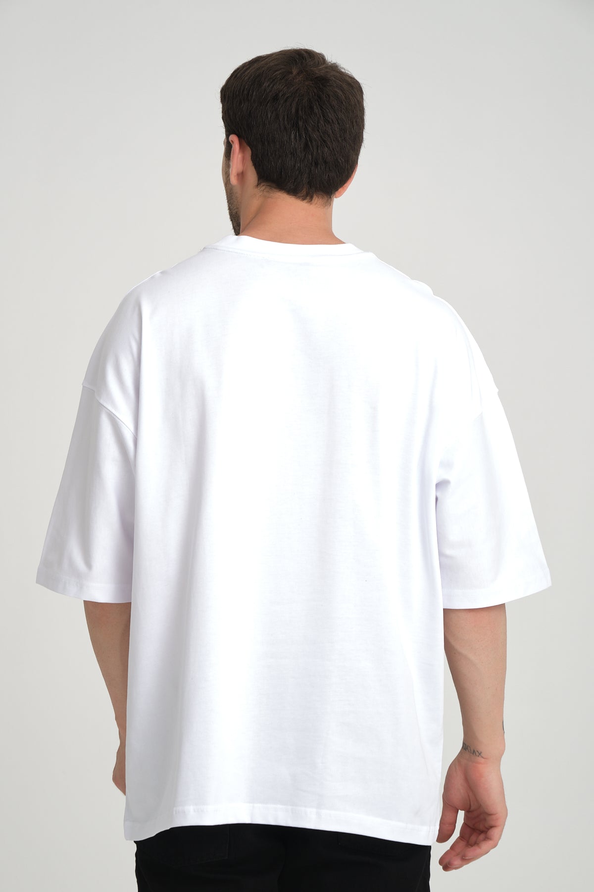 color:white