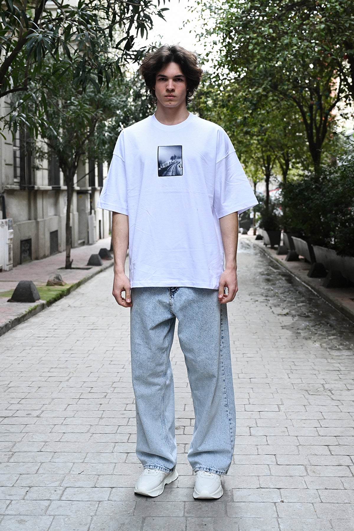 color:white