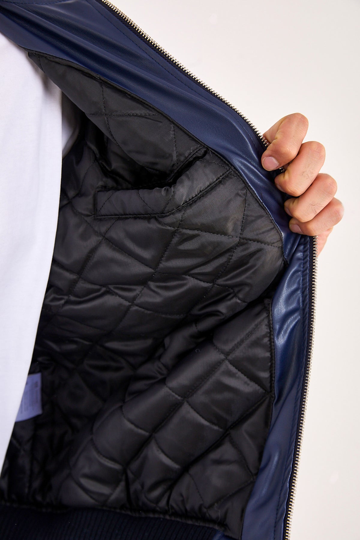 color:navy