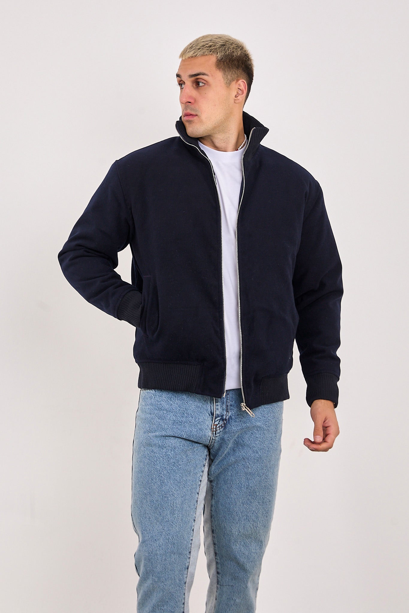 color:navy