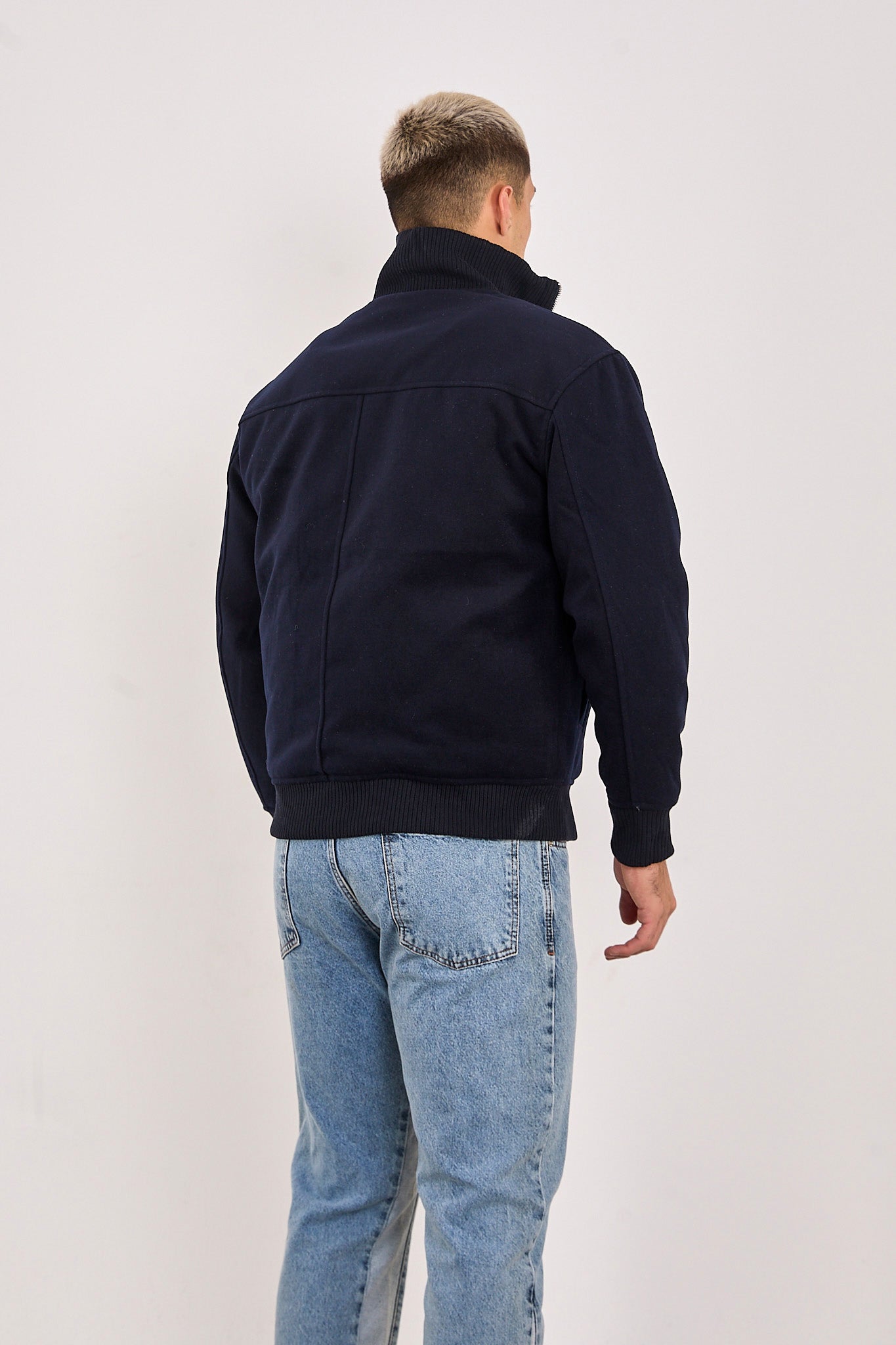 color:navy