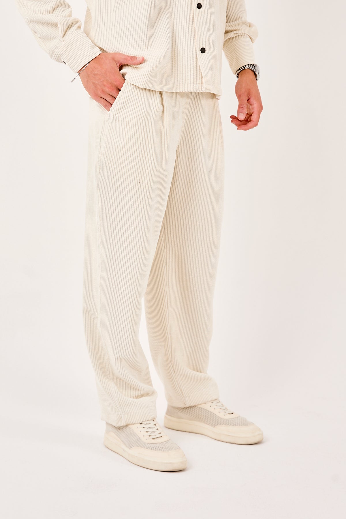 color:white