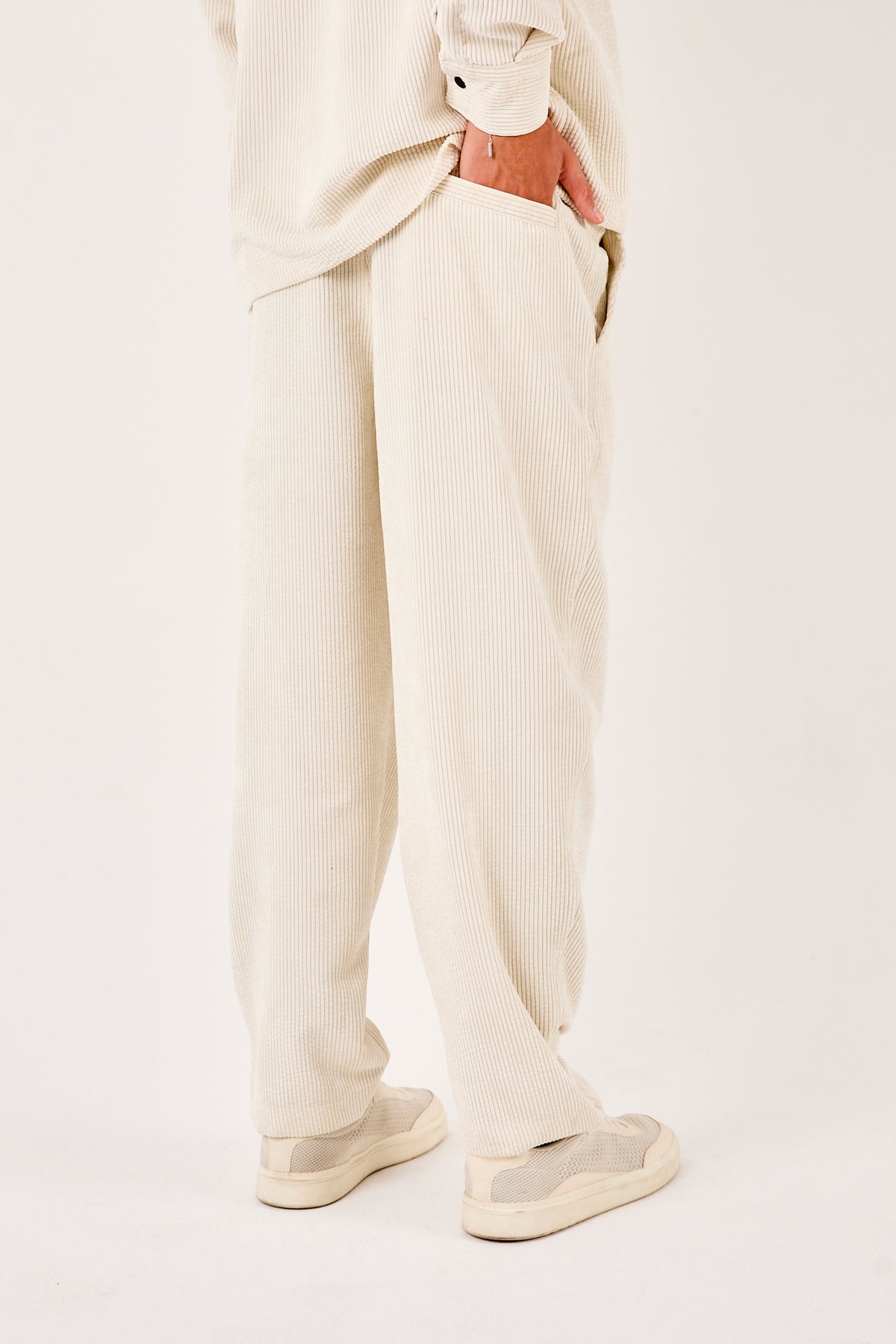 color:white