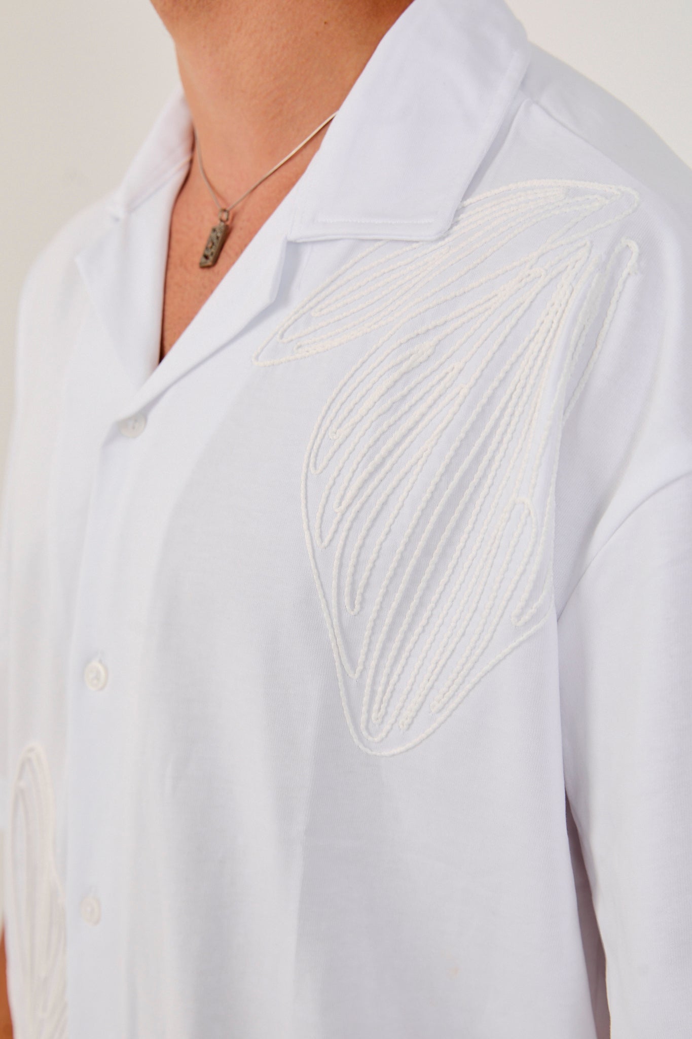 color:white