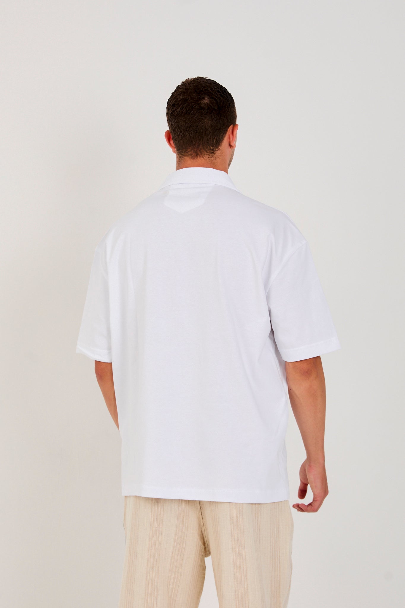color:white