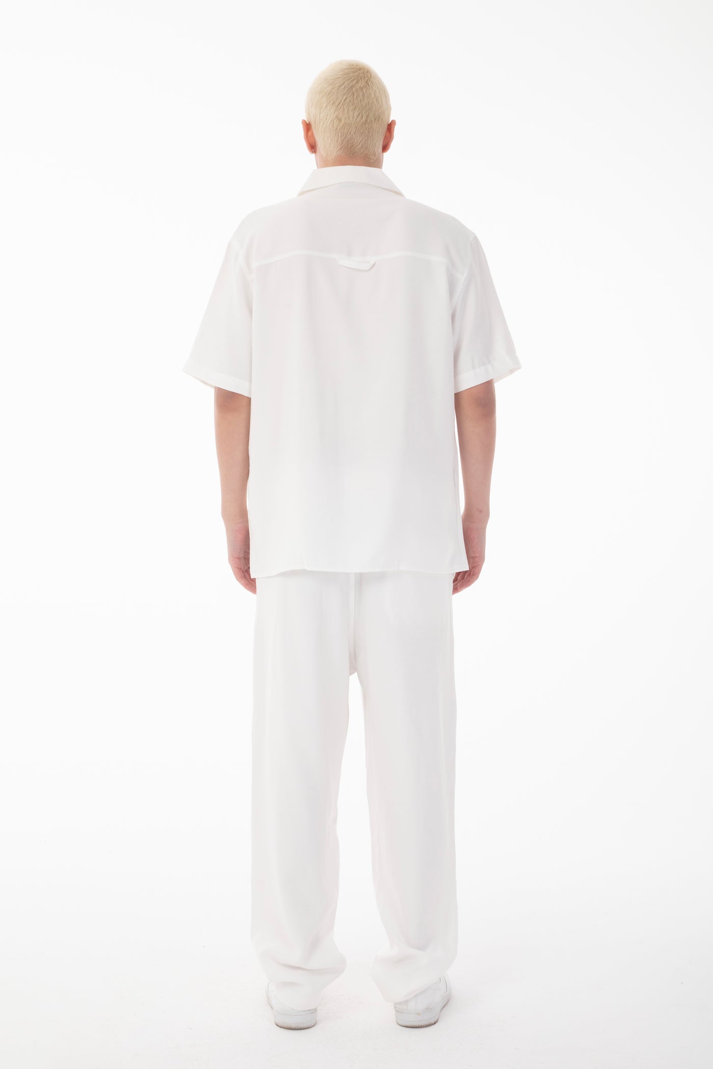 color:white