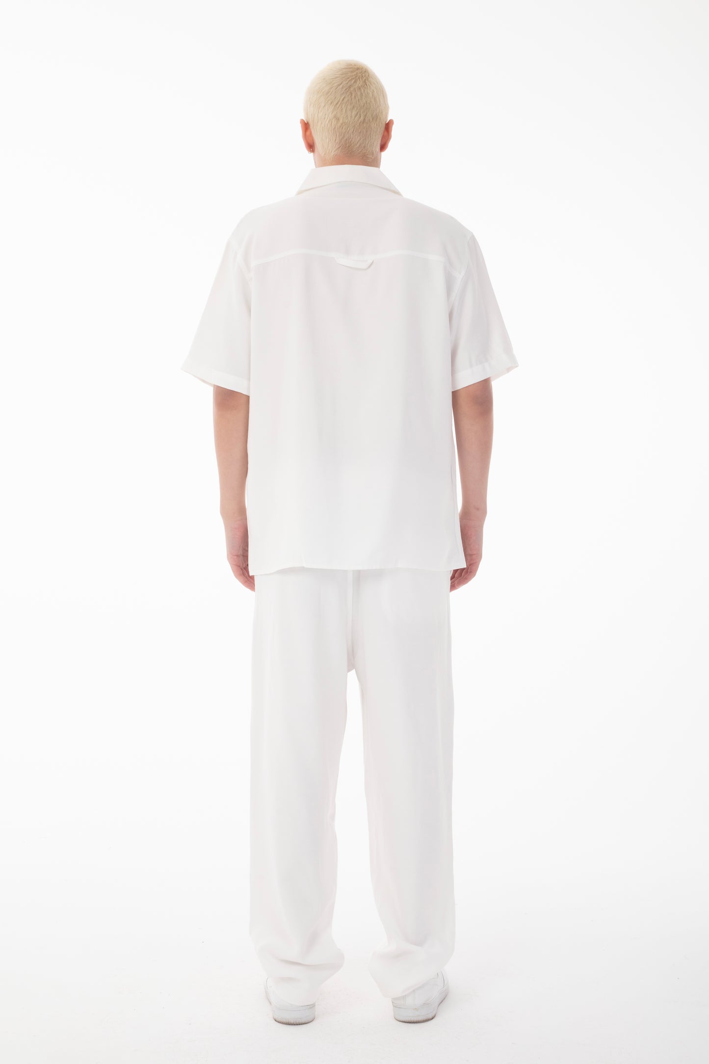 color:white