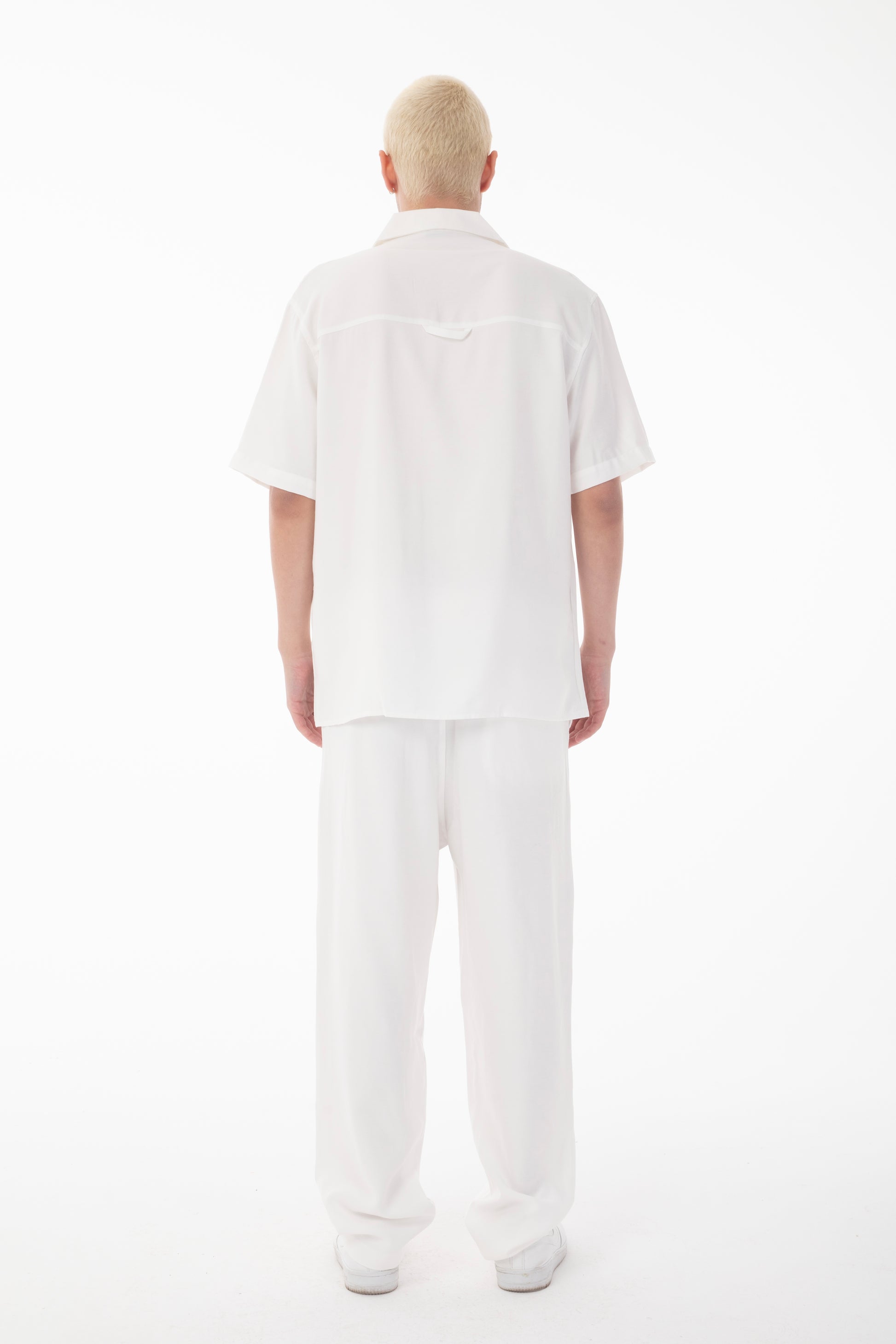 color:white
