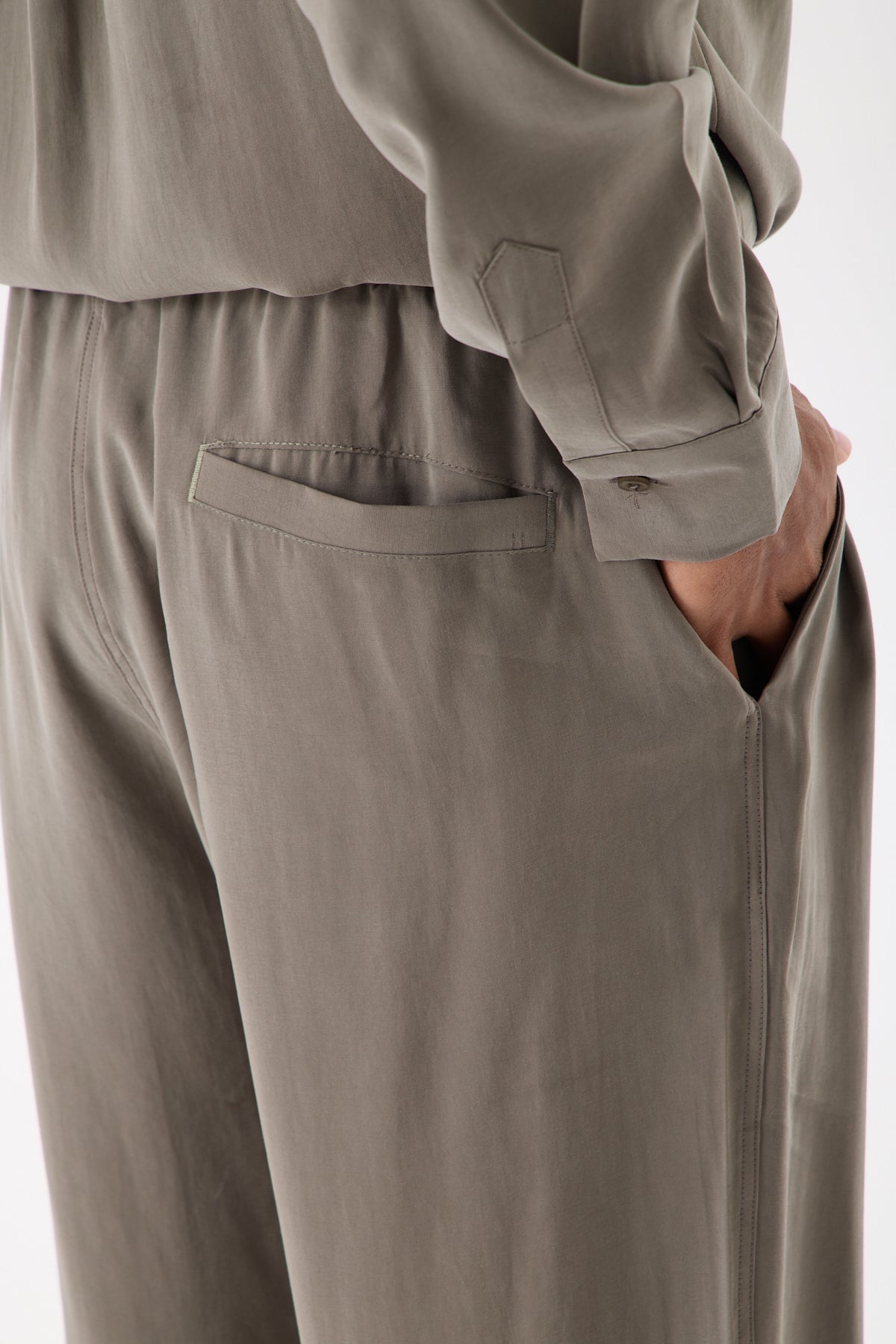color:khaki