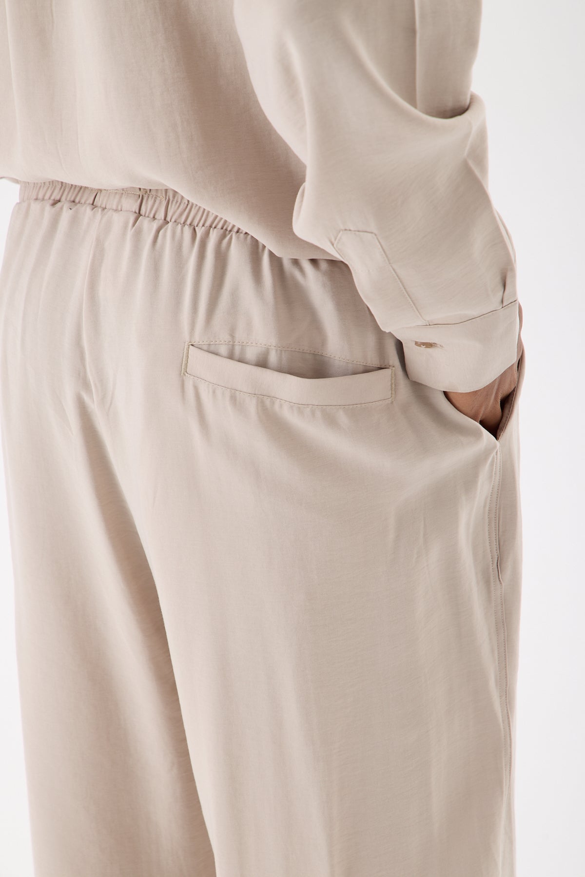 color:beige