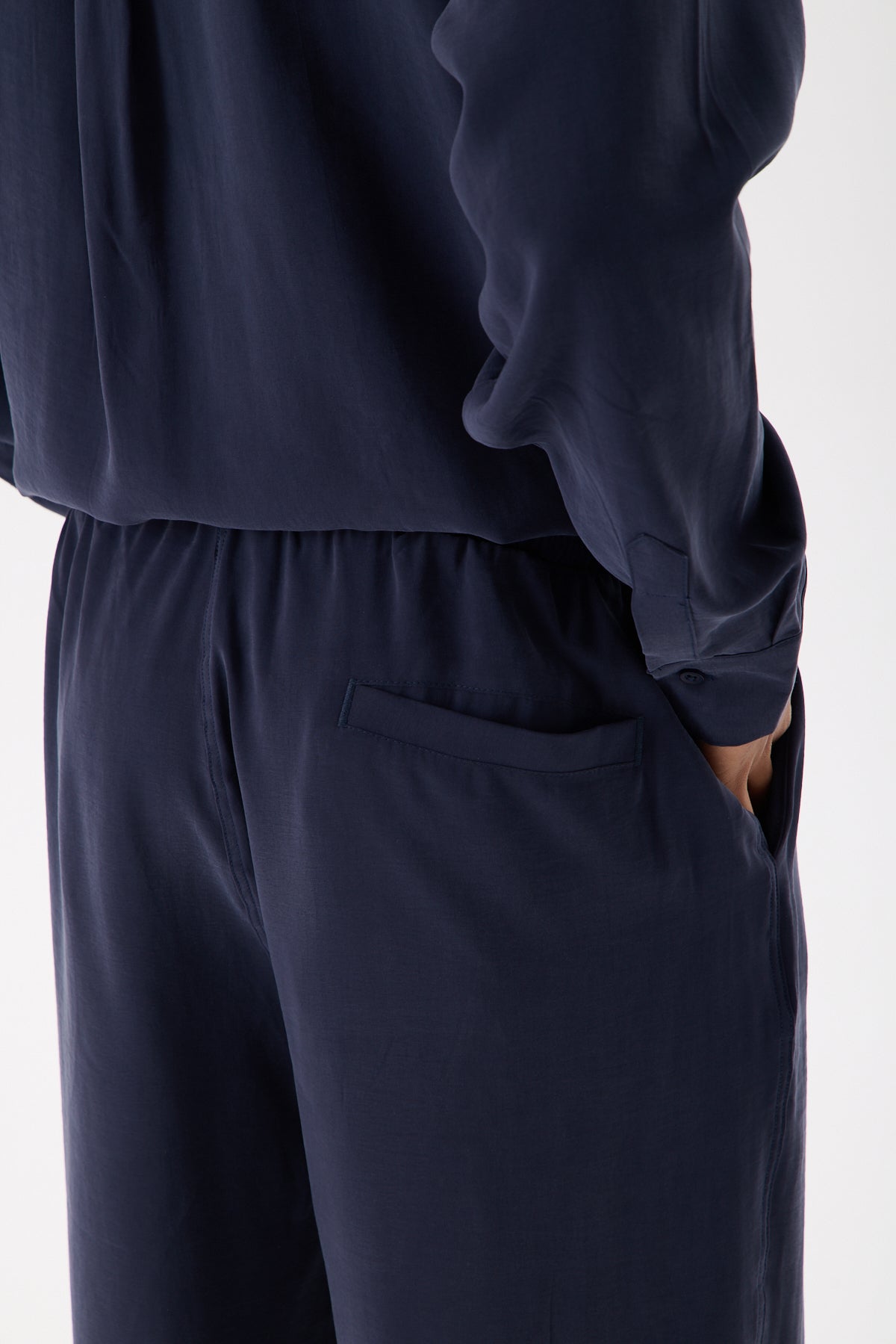 color:navy
