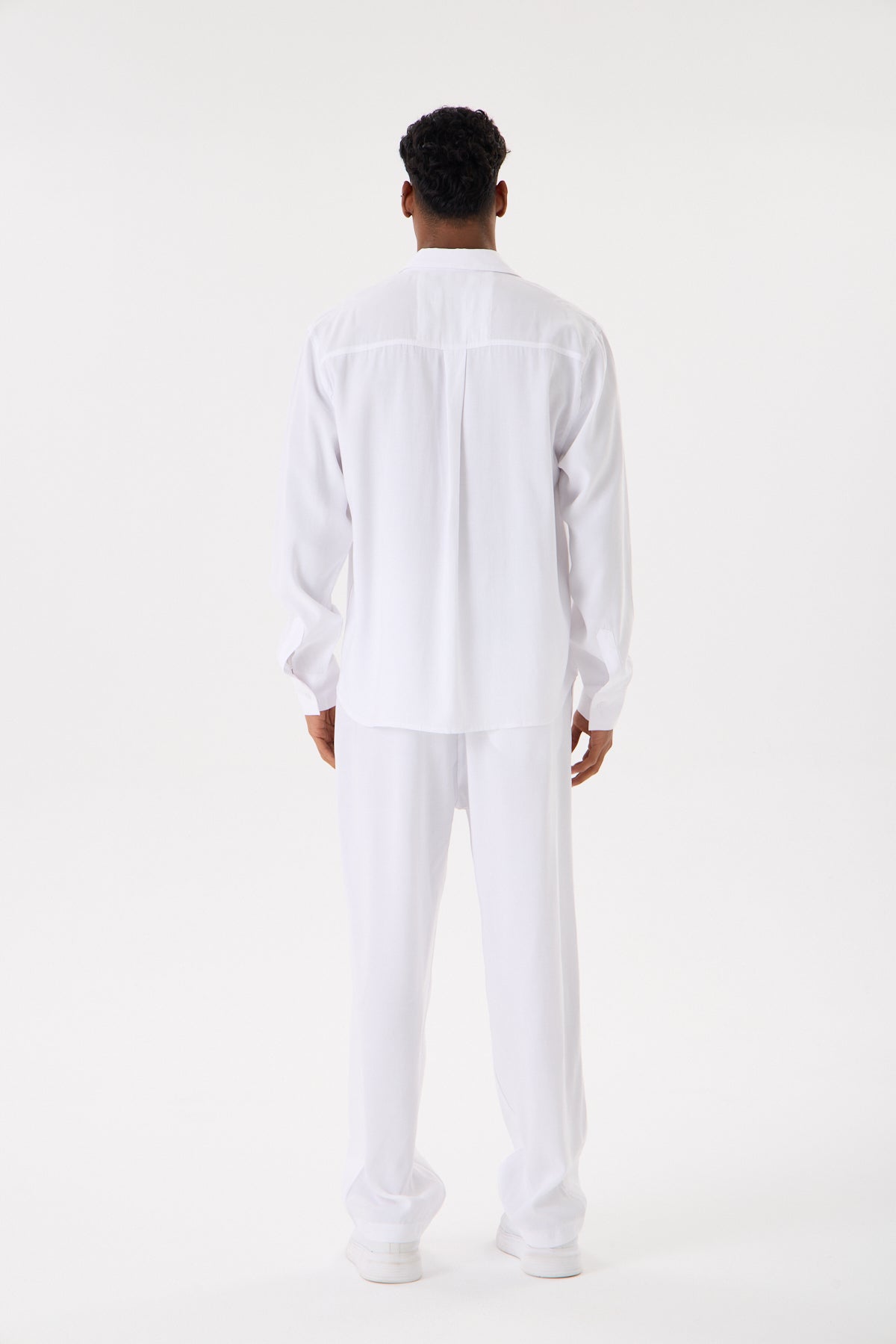 color:white