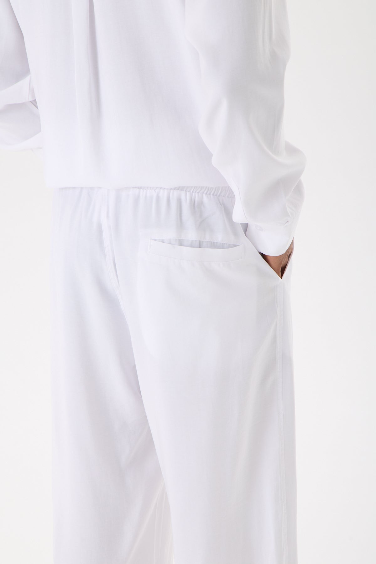 color:white