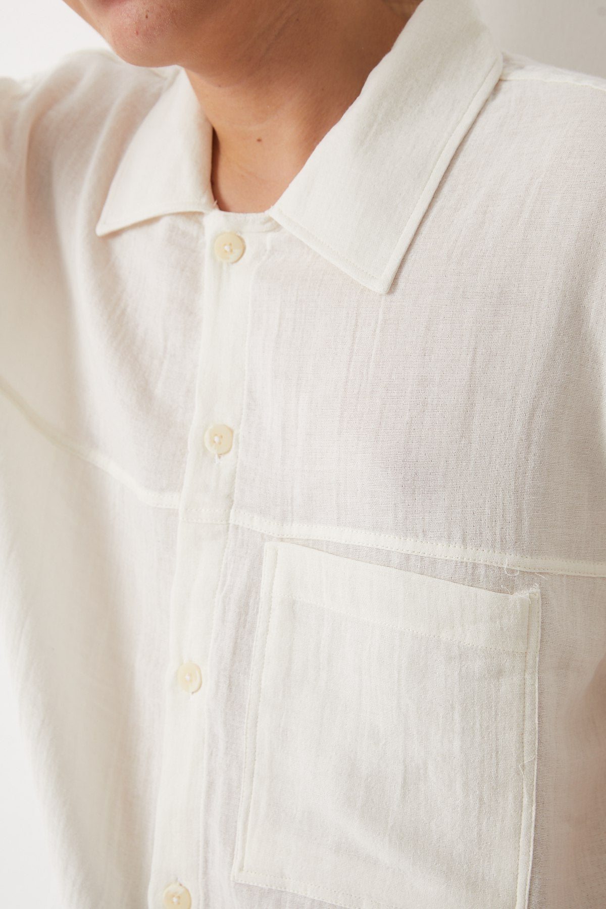 color:white