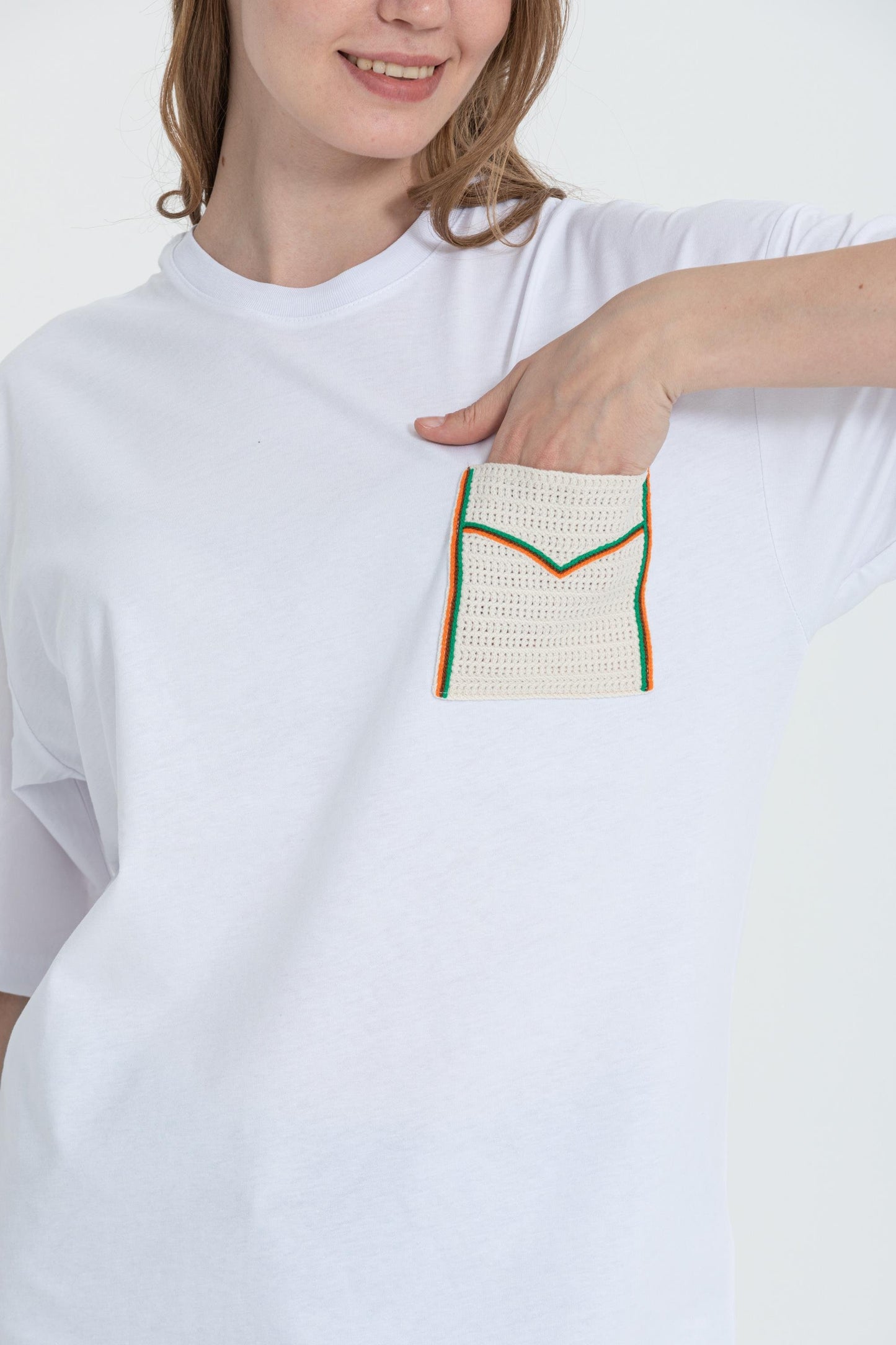 color:white