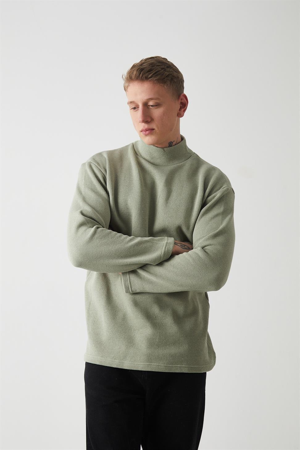 Men’s Turtleneck Knitted Sweater – Plain Knit, Modern Fit R-5849