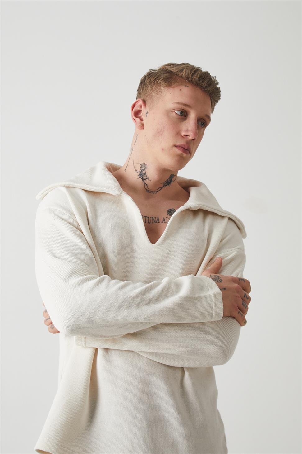  color:white 
