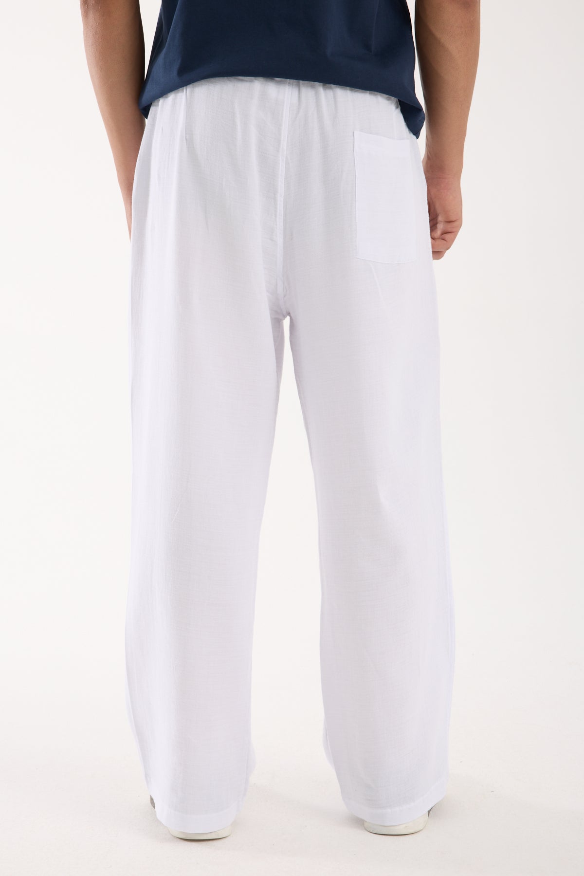 color:white