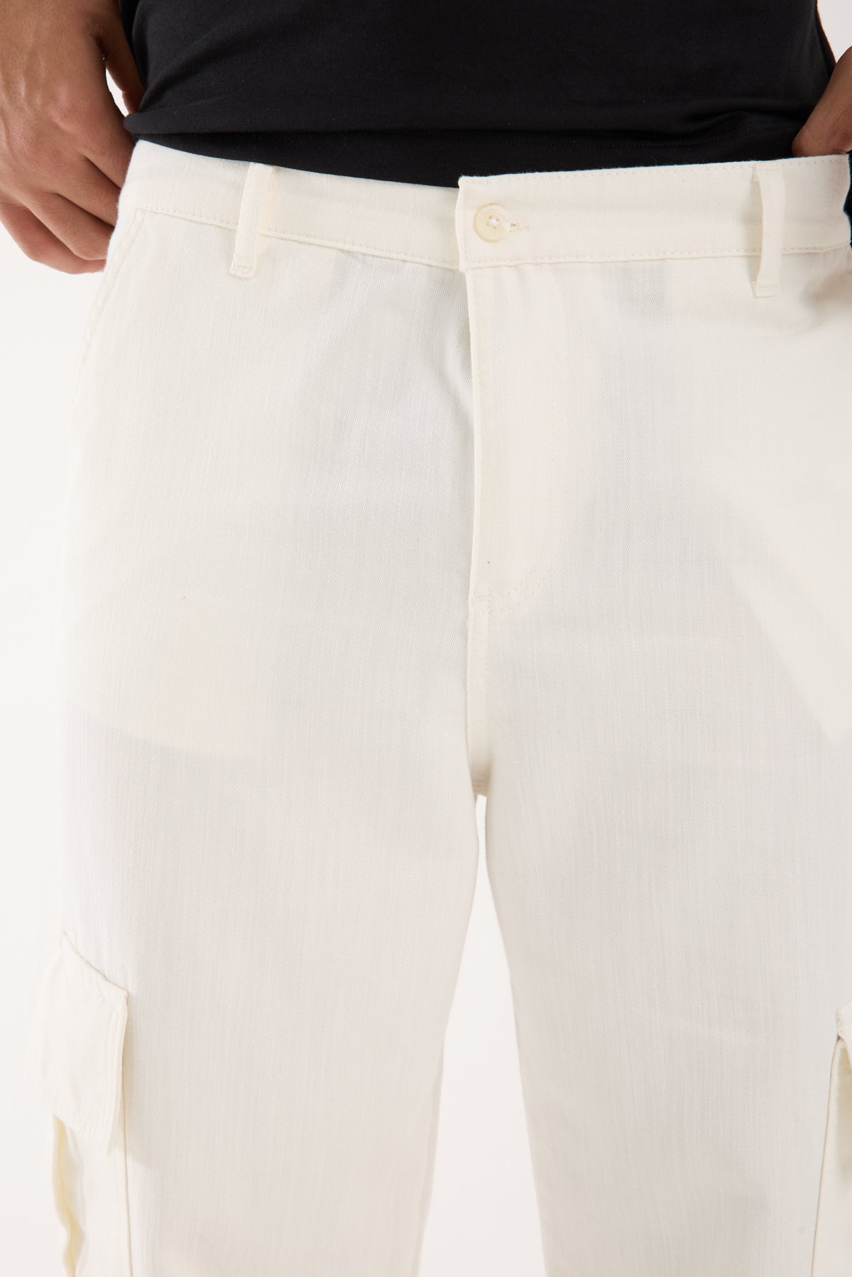 color:white