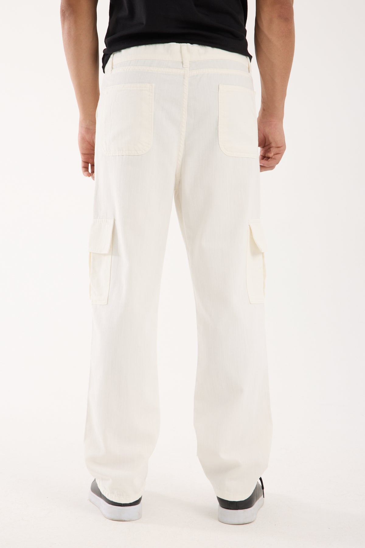 color:white