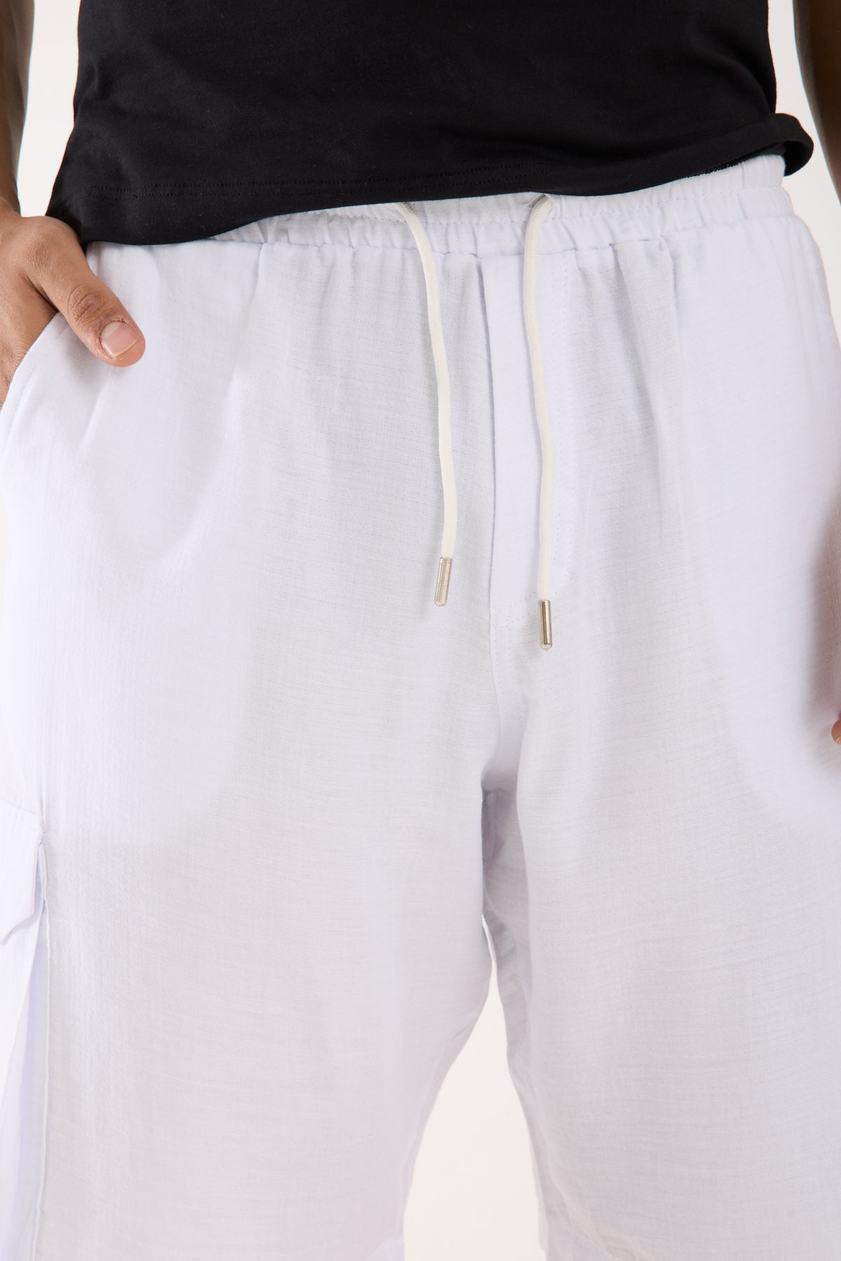 color:white