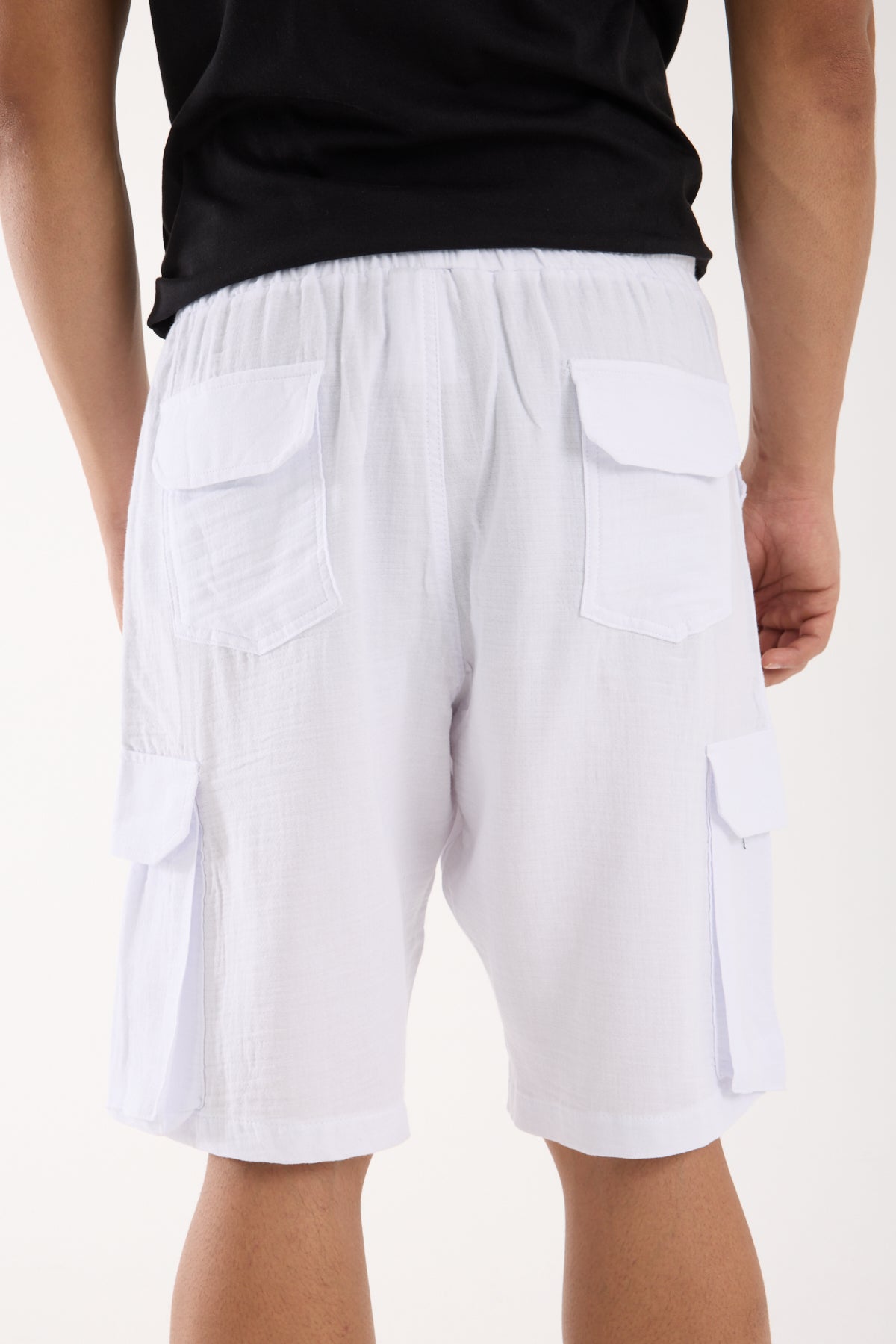 color:white