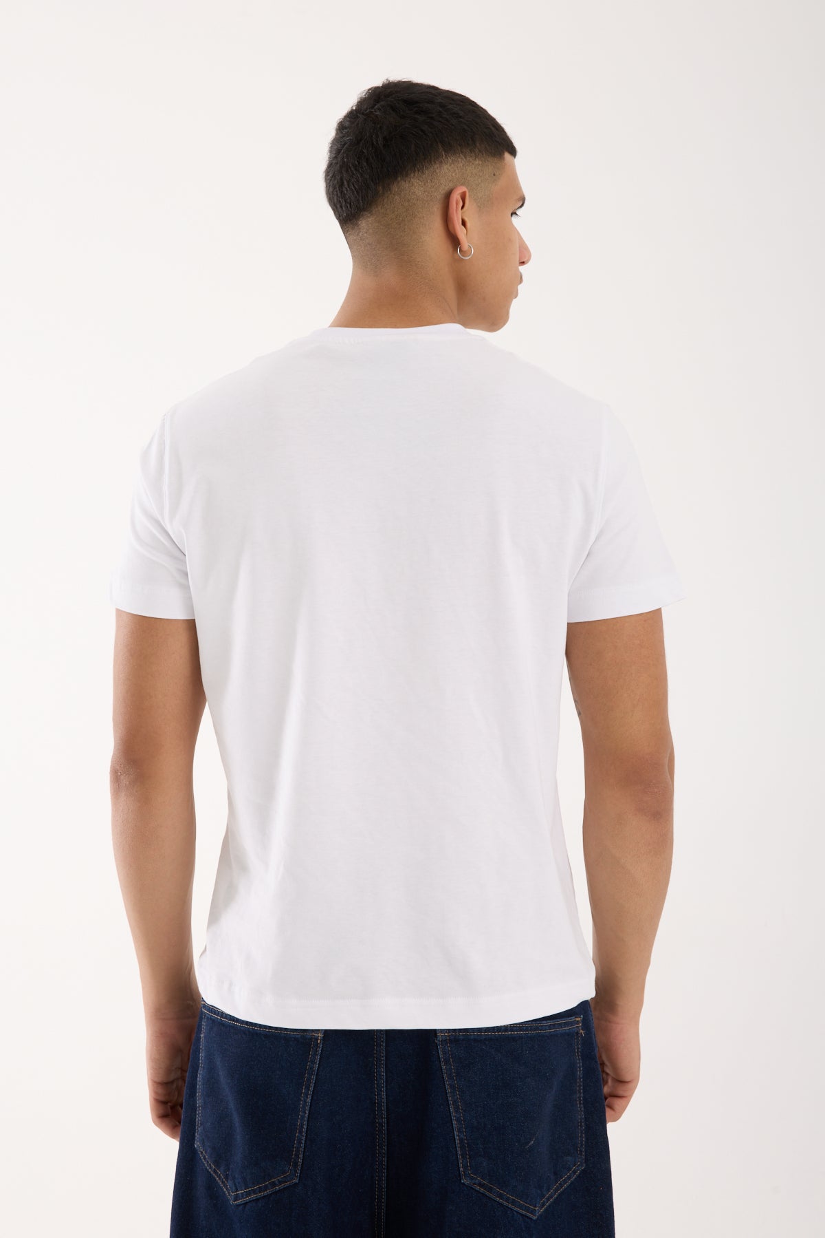 color:white 