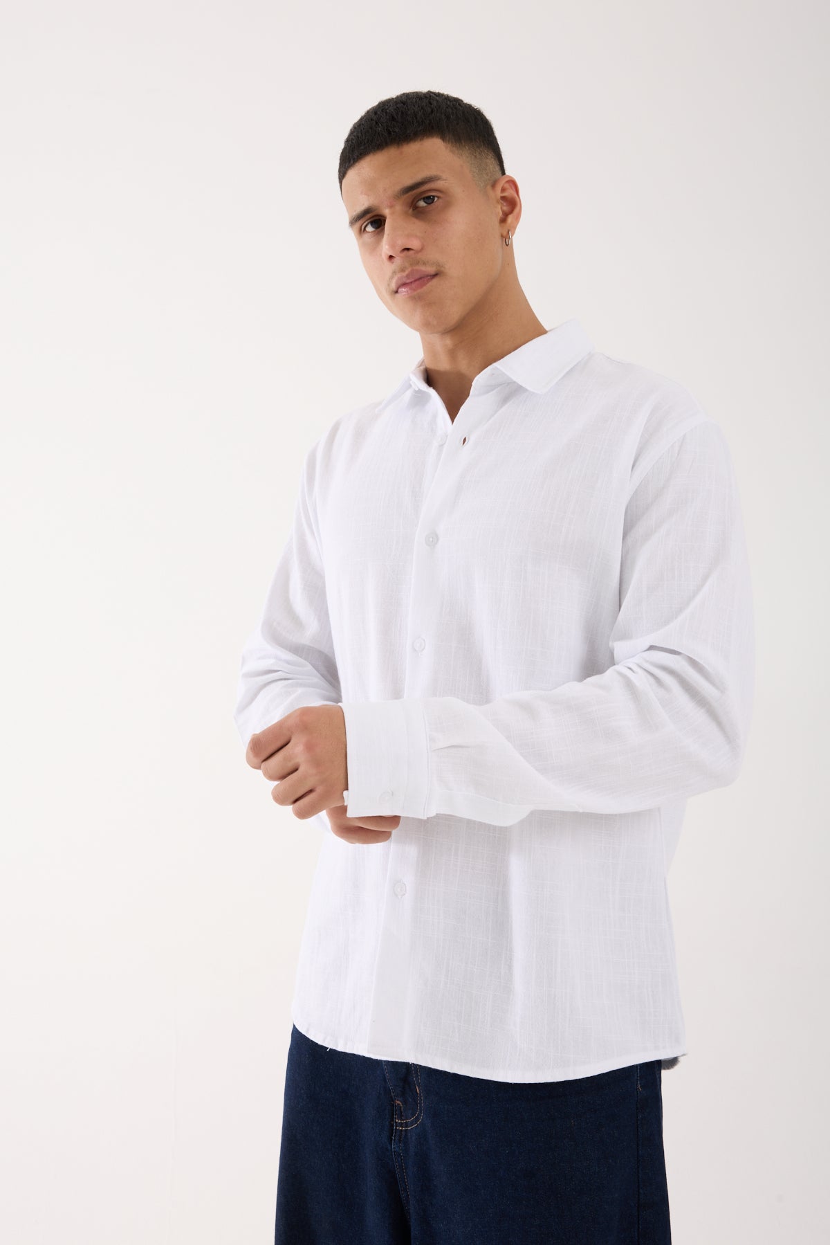 color:white